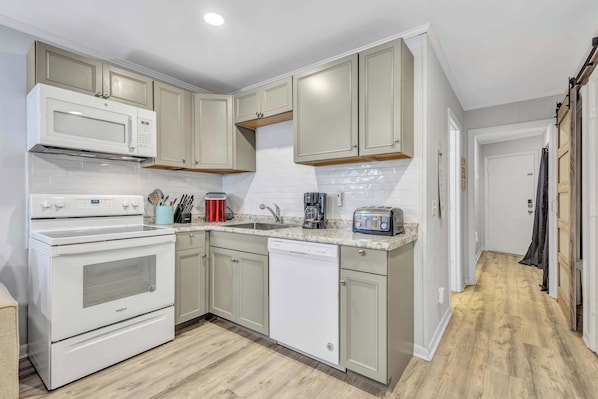 Fridge, microwave, stovetop, dishwasher