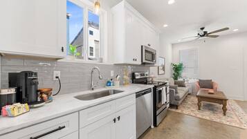 Refrigerador, microondas, horno y parrilla de estufa