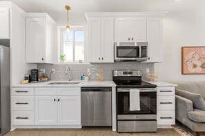 Réfrigérateur, micro-ondes, four, plaque de cuisson