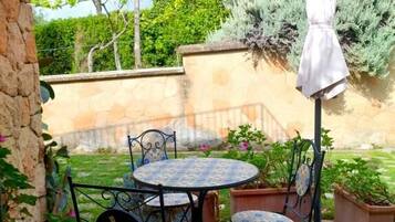 Comfort-Dreibettzimmer, 1 Doppelbett und Schlafsofa | Terrasse/Patio