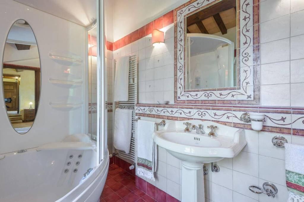 Chambre Premium Double ou avec lits jumeaux, 2 chambres | Salle de bain | Sèche-cheveux, bidet, serviettes fournies, savon
