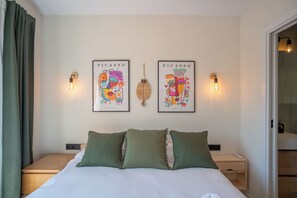 5 bedrooms, desk, iron/ironing board, travel crib