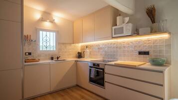 Een koelkast, een magnetron, een oven, een kookplaat