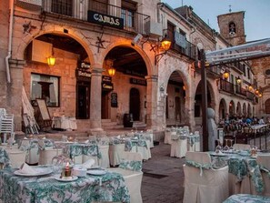 Outdoor dining - DOUBLE ROOM WITH BALCONY IN TRUJILLO'S MAIN SQUARE (Trujillo)