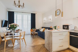 Deluxe Apartment, 1 Bedroom | Living room