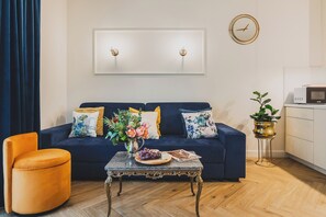 Deluxe Apartment, 1 Bedroom | Living room