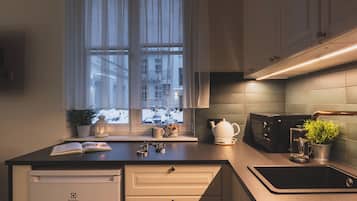 Estudio superior, vista al patio | Cocineta privada | Refrigerador, microondas, horno y parrilla de estufa