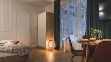Superior Studio, Courtyard View | 1 bedroom, laptop workspace, iron/ironing board, free WiFi