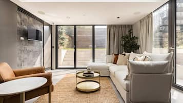 House (5 Bedrooms) | Living area