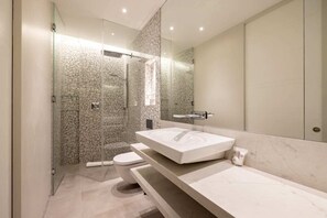 Maison (5 Bedrooms) | Salle de bain | Serviettes fournies