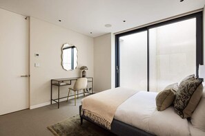 House (5 Bedrooms) | 5 bedrooms, iron/ironing board, bed sheets - The St John's Wood Hideout - 5bdr Home With Garden (London)