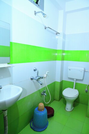 Shower, pancuran hujan, handuk, dan sabun