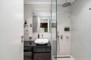 Douche, séchoir à cheveux, serviettes fournies