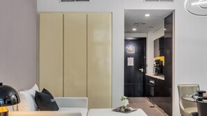 Living area - Business Bay Studio | Dubai | Canal View & Pool (دبي)
