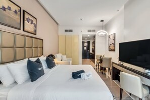 Tabla de planchar con plancha, cuna de viaje, wifi y ropa de cama 