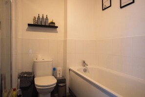 Een haardroger, handdoeken, zeep, toiletpapier