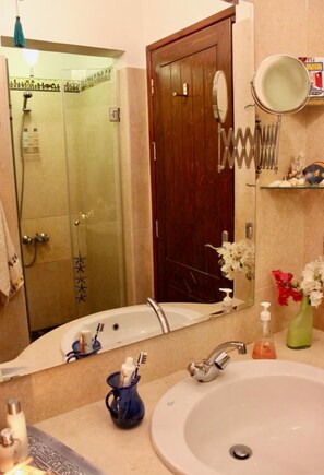 Dusche, Haartrockner, Handtücher, Seife