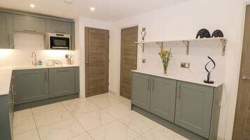 Mesin pencuci piring dan peralatan masak/sendok-piring