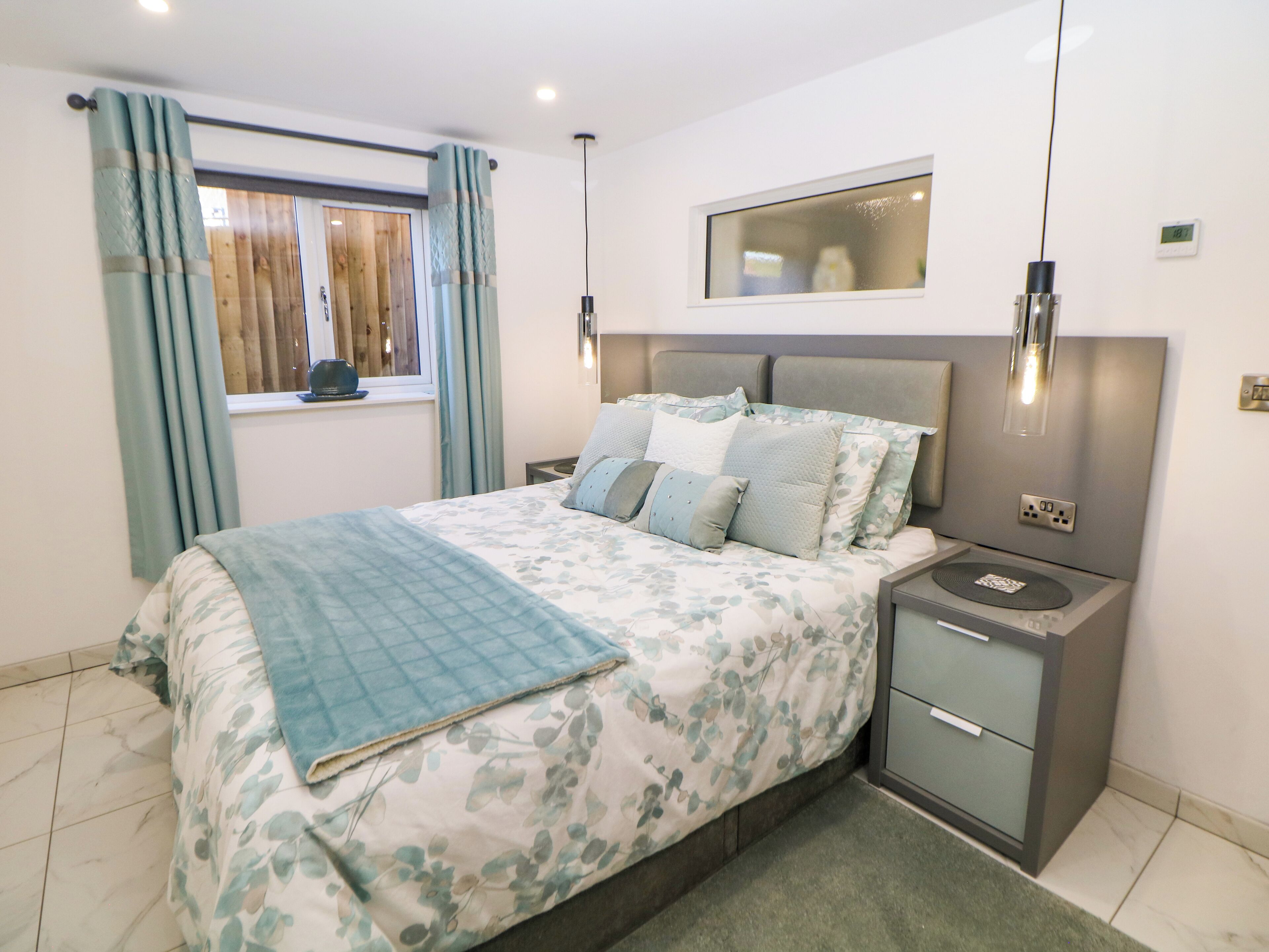 2 kamar tidur dan didekorasi berbeda-beda