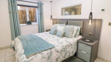 2 kamar tidur dan didekorasi berbeda-beda