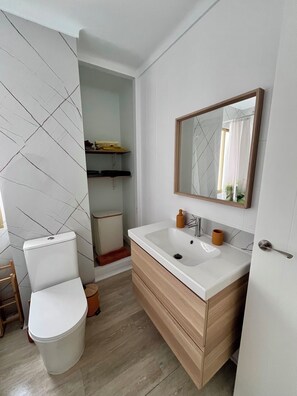 Serviettes fournies, savon, papier toilette
