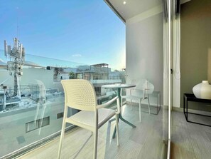 Apartment, Smoking