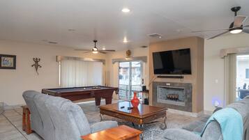 Een smart-tv en een open haard