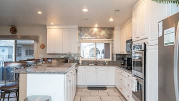 Een koelkast, een magnetron, een oven, een kookplaat