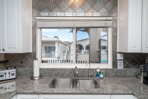 Fridge, microwave, oven, stovetop - Apache Fyre, Canal Front Dock, Moovlaya Keys (Parker)