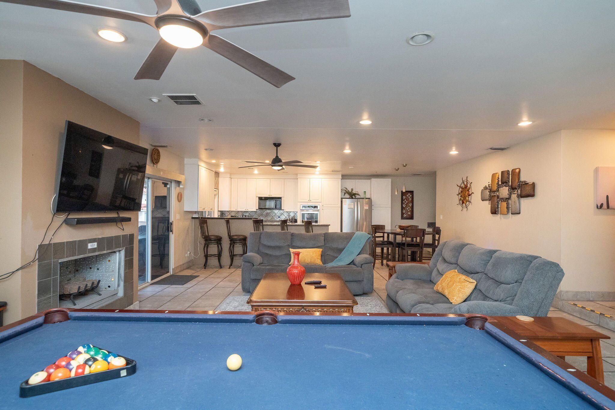 Smart TV, fireplace