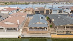 A residential area with houses, a dock, and a body of water. - River Love, private dock Moovalya Keys (Parker)