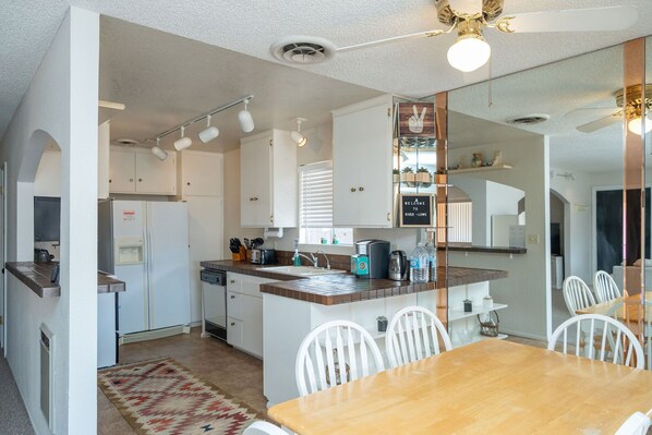 Jääkaappi, mikroaaltouuni, liesi, astianpesukone