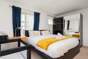 4 多间卧室、办公桌、熨斗/熨衣板、旅行婴儿床