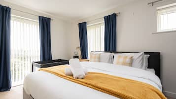 4 bedrooms, desk, iron/ironing board, travel cot