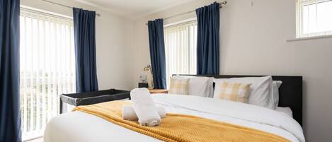 4 عدّة غرف نوم ومكتب ومكواة/لوح كي وسرير سفر