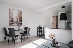 Leilighet – superior, kjøkken, byutsikt | Spisestue