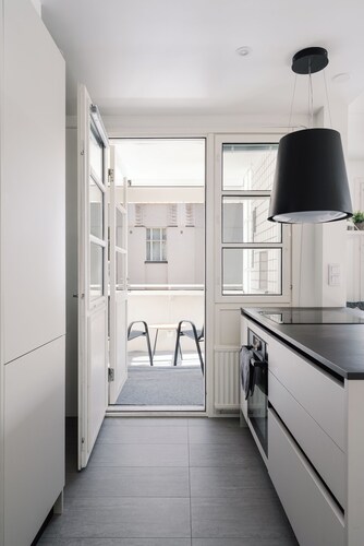 Modern 1BR Apartment with Balcony