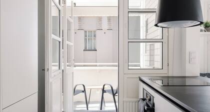 Modern 1BR Apartment with Balcony