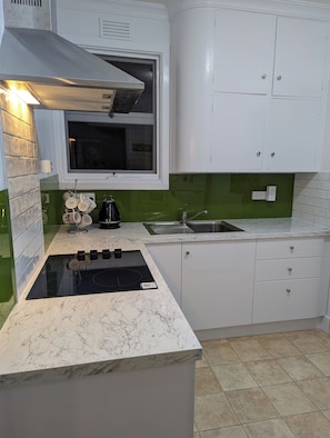 雪櫃、微波爐、焗爐、爐具