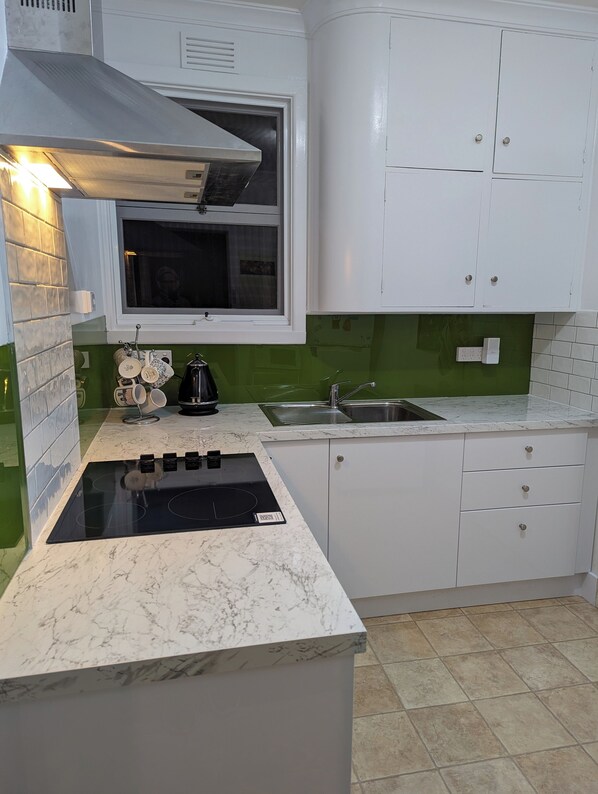 Frigorífico, microondas, horno y placa de cocina