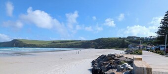 Central granny flat, a short walk to the beach, cafes and town centre.