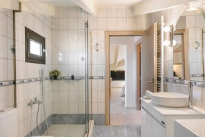 Doccia, asciugacapelli, asciugamani, sapone