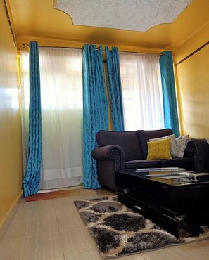 Departamento clásico, vista a la ciudad | Área de sala de estar | Smart TV de 32 pulgadas con canales digitales 