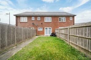 Exterior - Charming 2-Bedroom House in Northfleet (Northfleet)