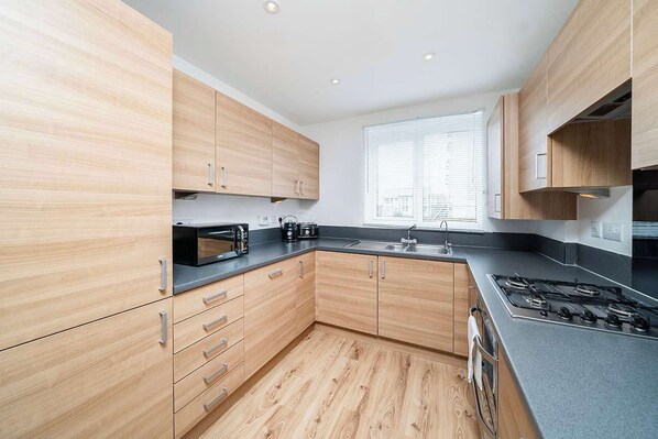 冷蔵庫、電子レンジ、オーブン、コンロ