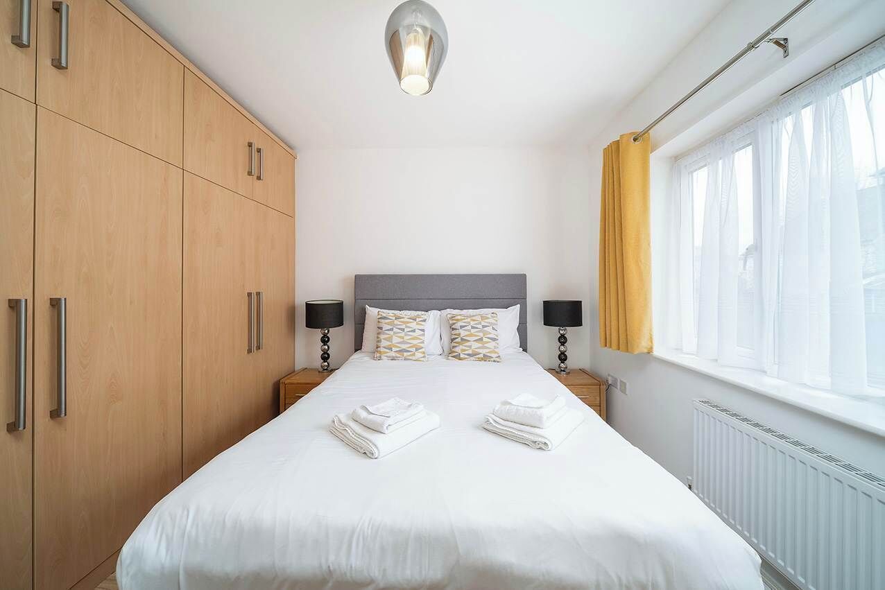 2 bedrooms, desk, iron/ironing board, WiFi