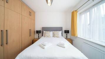 2 bedrooms, desk, iron/ironing board, WiFi