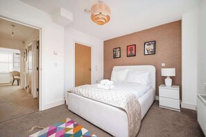 2 bedrooms, desk, iron/ironing board, WiFi