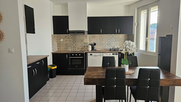 Kühlschrank, Mikrowelle, Ofen, Herdplatte