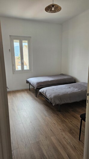 2 slaapkamers, een strijkplank/strijkijzer, reisbedje, wifi